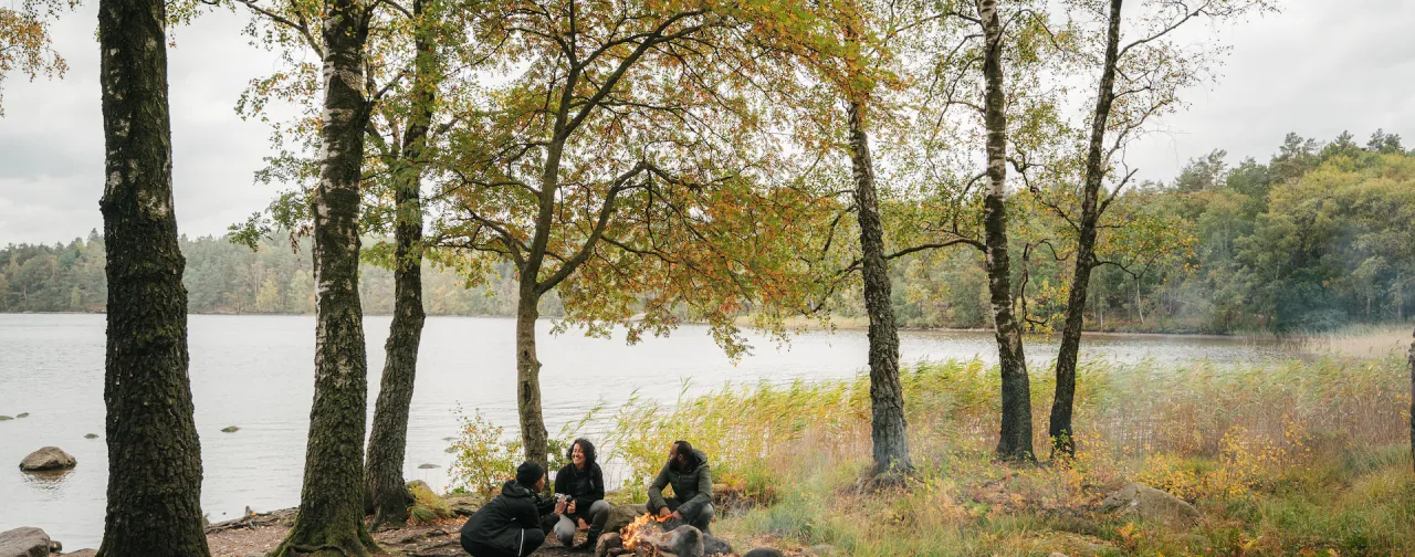 Lägereld vid Delsjön, en populär plats för familjevänliga naturutflykter och friluftsaktiviteter i Göteborg.