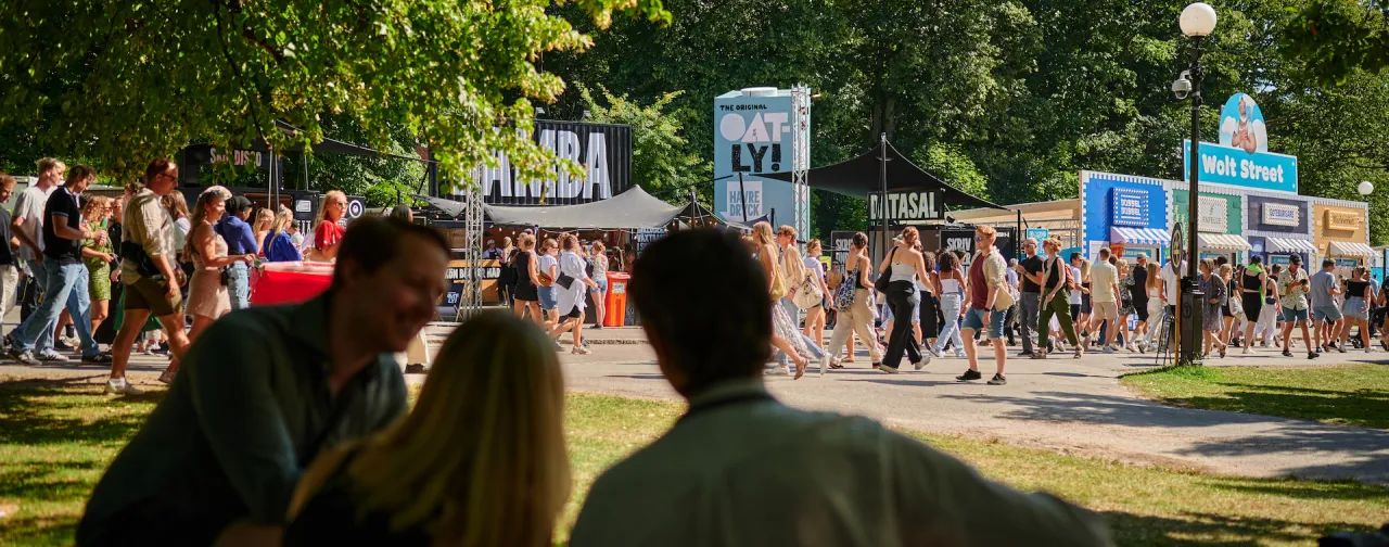 Way Out West i Slottsskogen är en av Göteborgs största festivaler. Här samlas musikälskare för konserter, matupplevelser och festivalstämning i naturskön miljö.