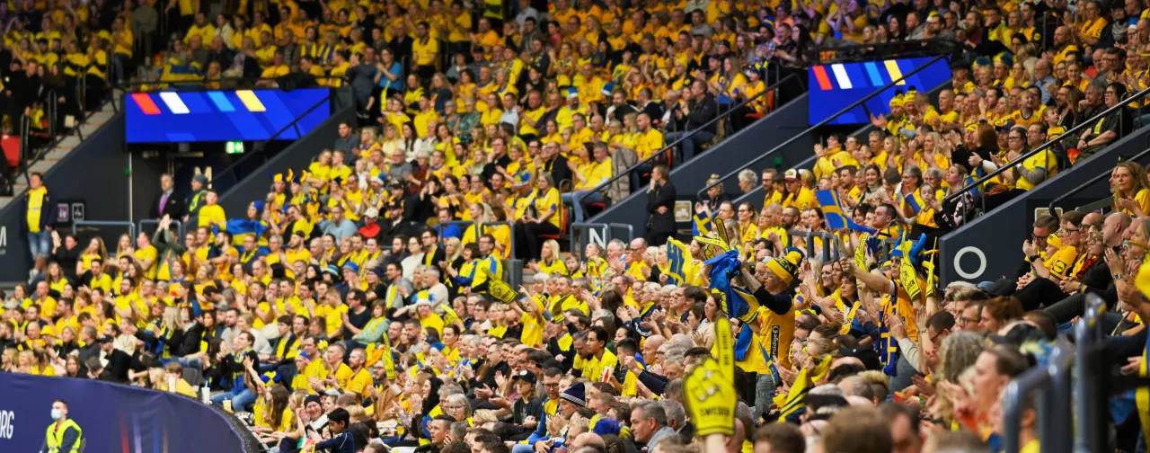Publikhav i Scandinavium under ett stort idrottsevent, där svenska fans i gult hejar fram sitt lag.