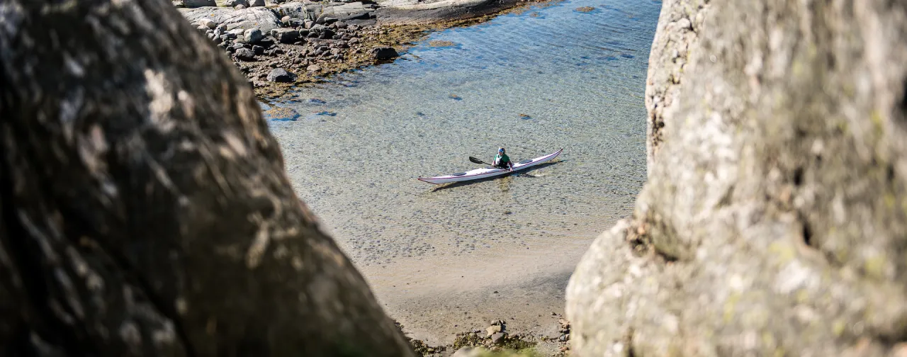 Paddla kajak i Göteborgs skärgård – en naturnära och avkopplande upplevelse bland klippor och klart vatten.