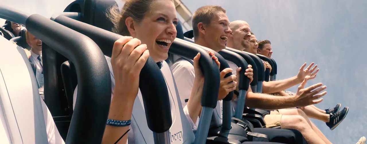 Besökare åker Valkyria på Liseberg i Göteborg – en adrenalinfylld berg- och dalbana med fritt fall.