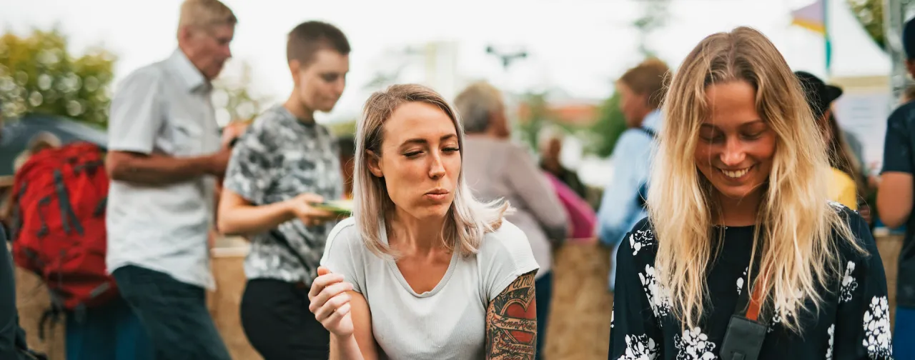 Matgäster njuter av street food på Göteborgs Kulturkalas, en stad känd för sitt rika utbud av restauranger och evenemang.