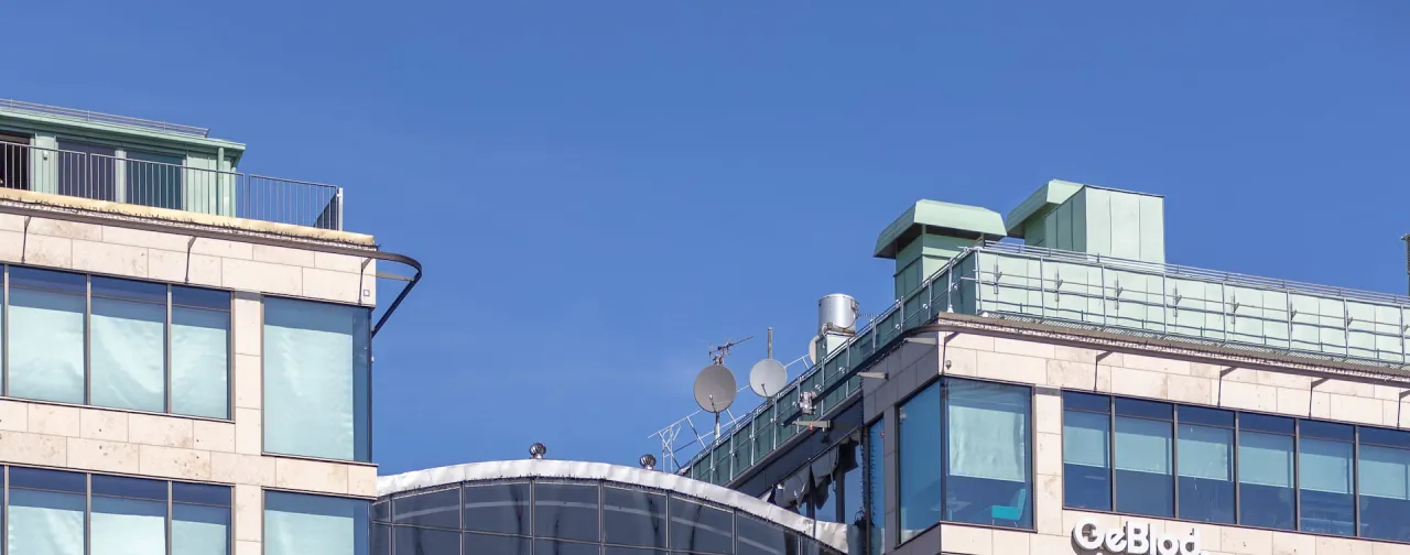 Entrén till Nordstan i Göteborg, där människor rör sig mellan butiker och restauranger i ett av Sveriges största shoppingcenter.