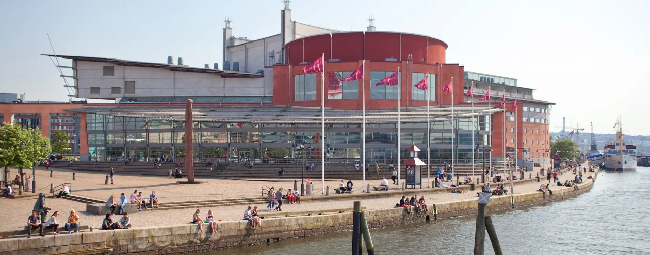 GöteborgsOperan, en av stadens mest ikoniska byggnader belägen vid Göta älv, erbjuder opera, balett och musikaler.