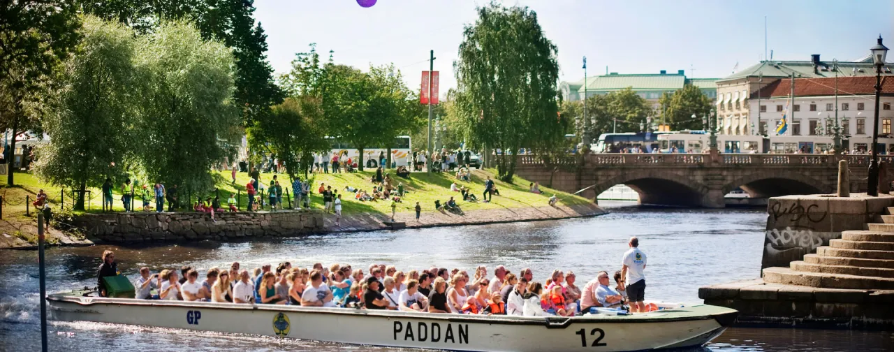 Paddanbåtarna i Göteborg – guidad sightseeingtur genom stadens kanaler med vyer över broar, grönområden och historiska byggnader.