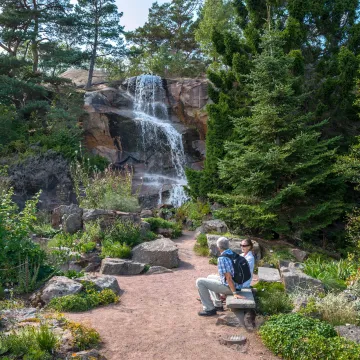 Botaniska Trädgården i Göteborg – en grön oas med vattenfall, lummiga växter och avkopplande promenadstigar.