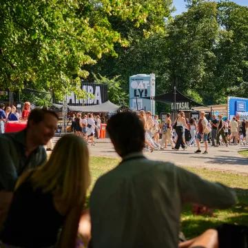 Way Out West i Slottsskogen är en av Göteborgs största festivaler. Här samlas musikälskare för konserter, matupplevelser och festivalstämning i naturskön miljö.