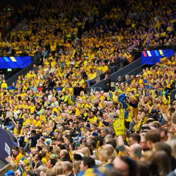 Publikhav i Scandinavium under ett stort idrottsevent, där svenska fans i gult hejar fram sitt lag.