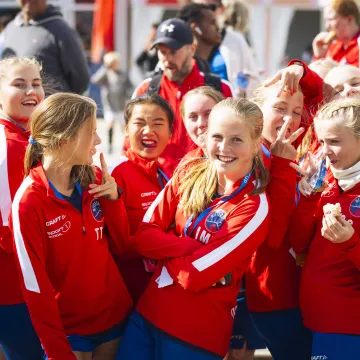 Glada fotbollsspelare firar efter match på Gothia Cup i Göteborg – boendelösning för lag under turneringar.