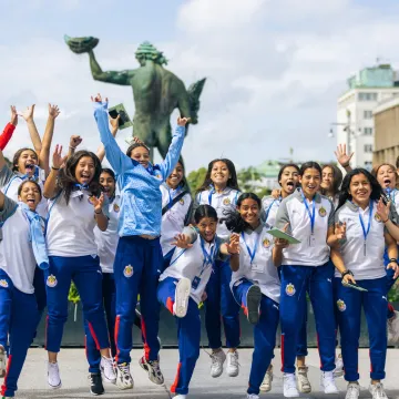 Glada spelare från ett internationellt idrottslag firar efter en match.