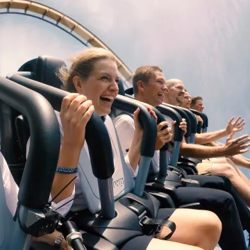 Besökare åker Valkyria på Liseberg i Göteborg – en adrenalinfylld berg- och dalbana med fritt fall.
