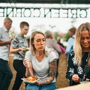 Matgäster njuter av street food på Göteborgs Kulturkalas, en stad känd för sitt rika utbud av restauranger och evenemang.