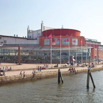 GöteborgsOperan, en av stadens mest ikoniska byggnader belägen vid Göta älv, erbjuder opera, balett och musikaler.