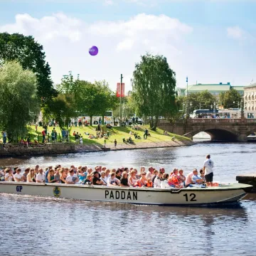 Paddanbåtarna i Göteborg – guidad sightseeingtur genom stadens kanaler med vyer över broar, grönområden och historiska byggnader.