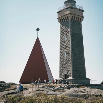 Vinga fyr är ett populärt besöksmål i Göteborgs skärgård med fantastisk utsikt, historiska byggnader och möjlighet till bad och dykning.