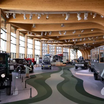 Upptäck World of Volvo i Göteborg – ett interaktivt museum där besökare kan utforska Volvos historia, framtid och innovation genom engagerande upplevelser.