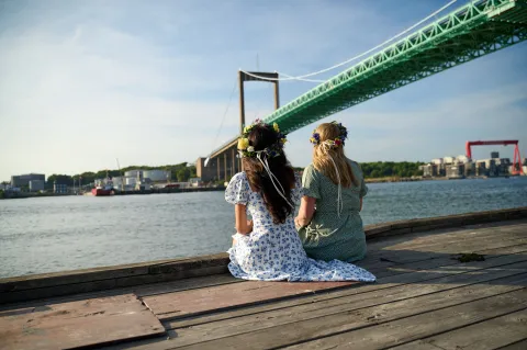 Tittar ut över älven